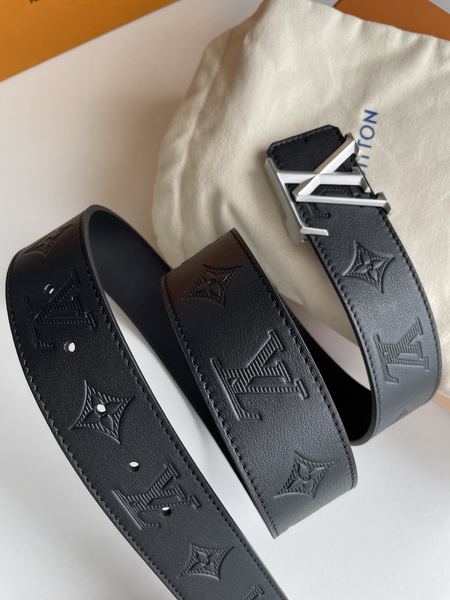 Louis Vuitton Male Leather Belt M-l