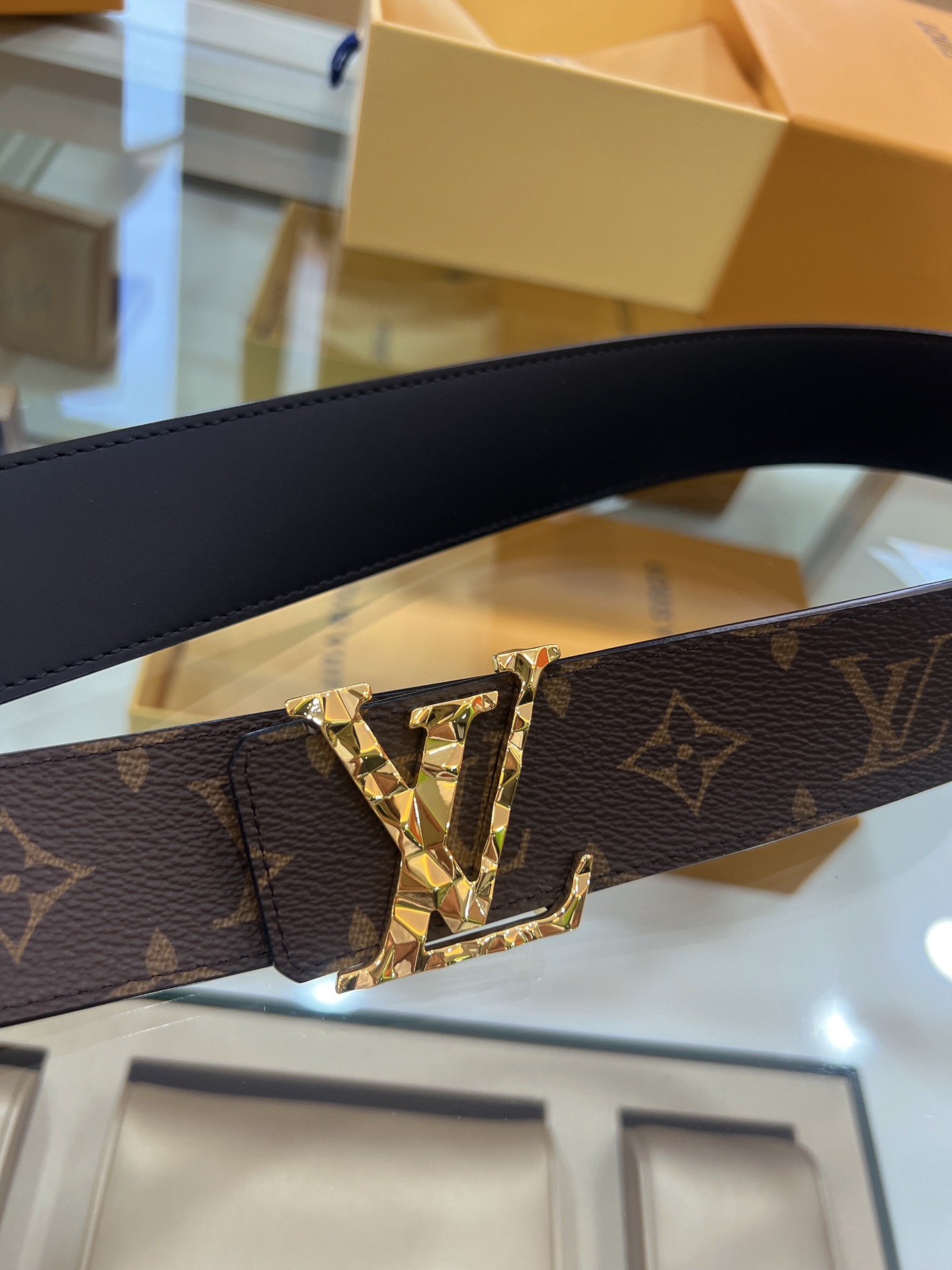 Louis Vuitton Male Leather Belt M-l