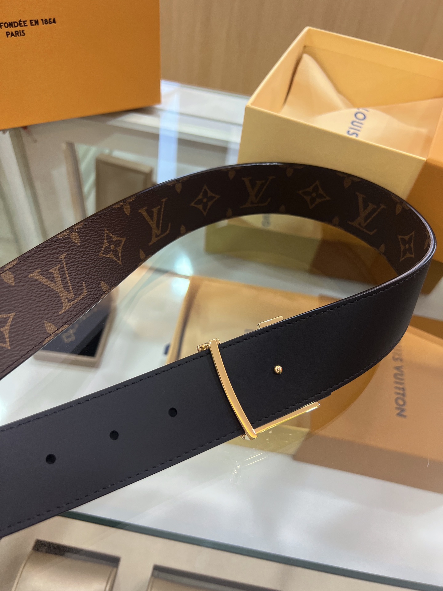 Louis Vuitton Male Leather Belt M-l