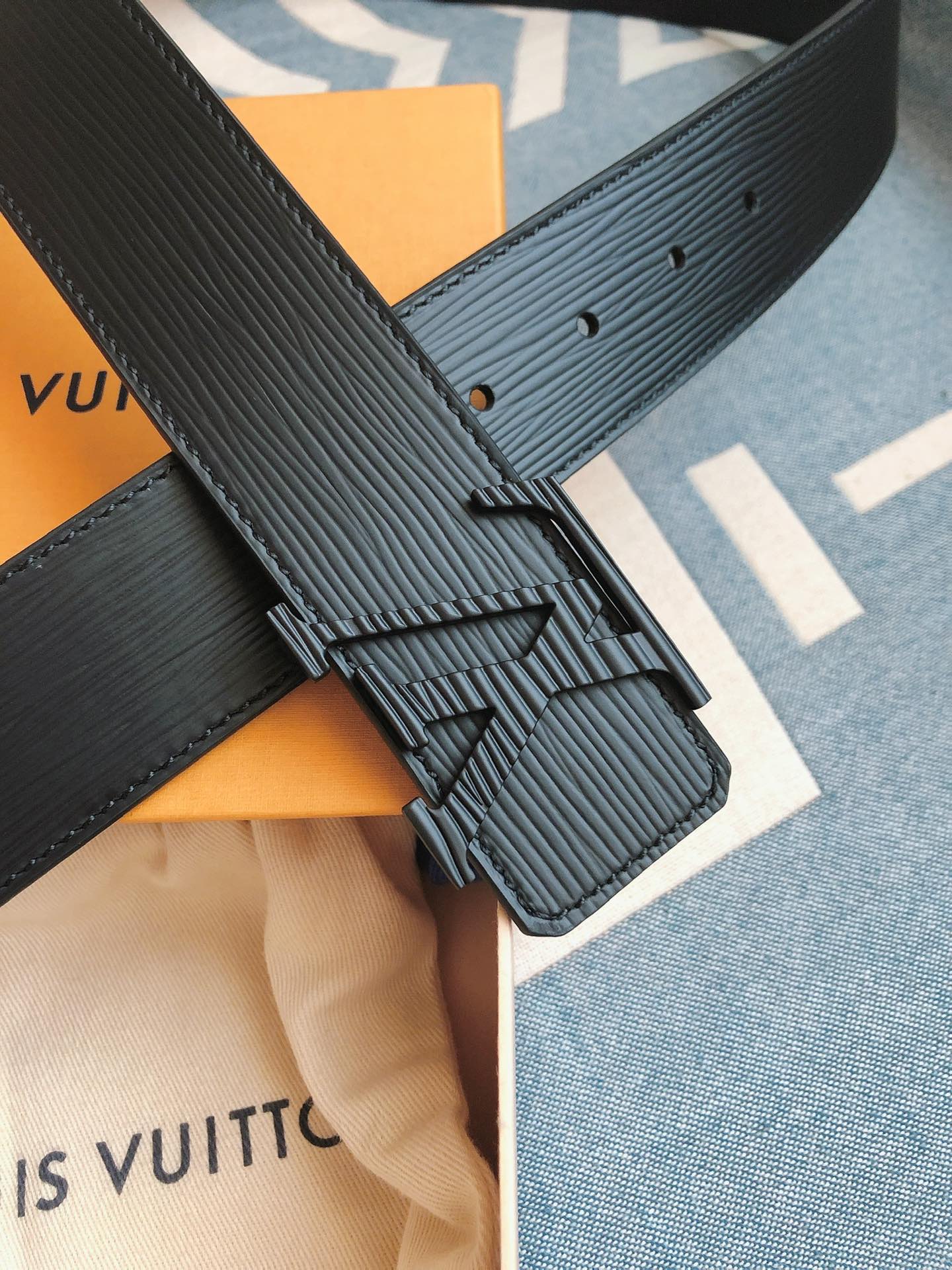 Louis Vuitton Leather Belt 40mm-l
