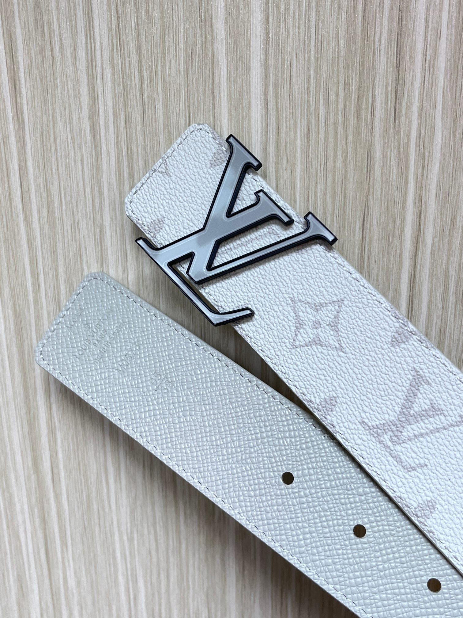 Louis Vuitton Leather Belt White 40mm-s-m