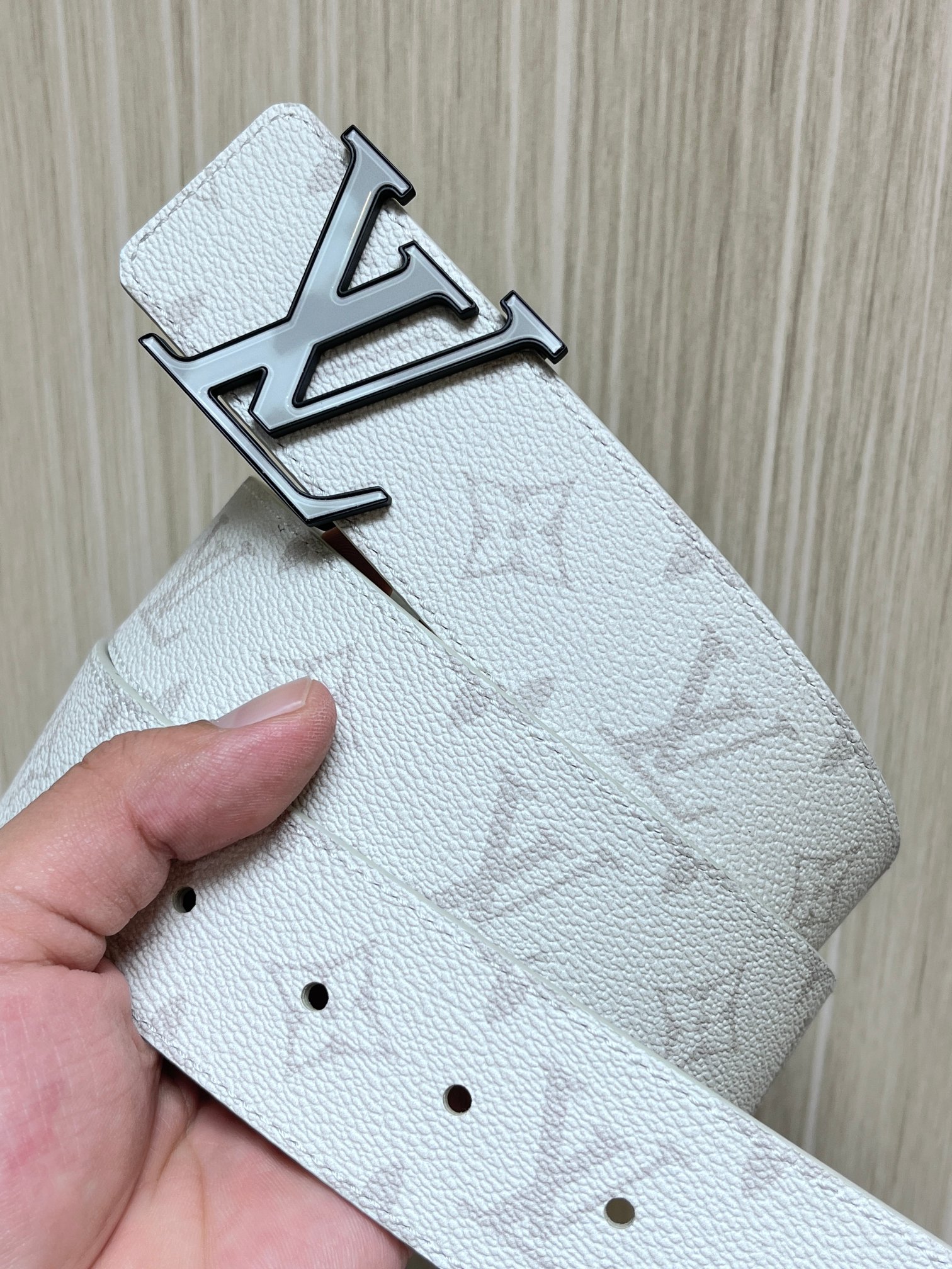 Louis Vuitton Leather Belt White 40mm-s-m