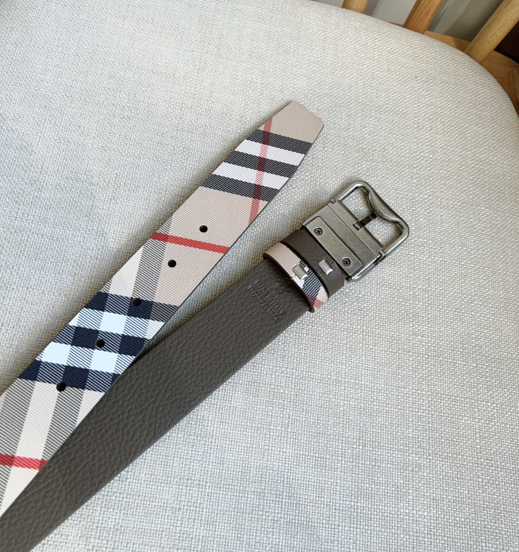 Burberry Basic Belt Cow Leather M