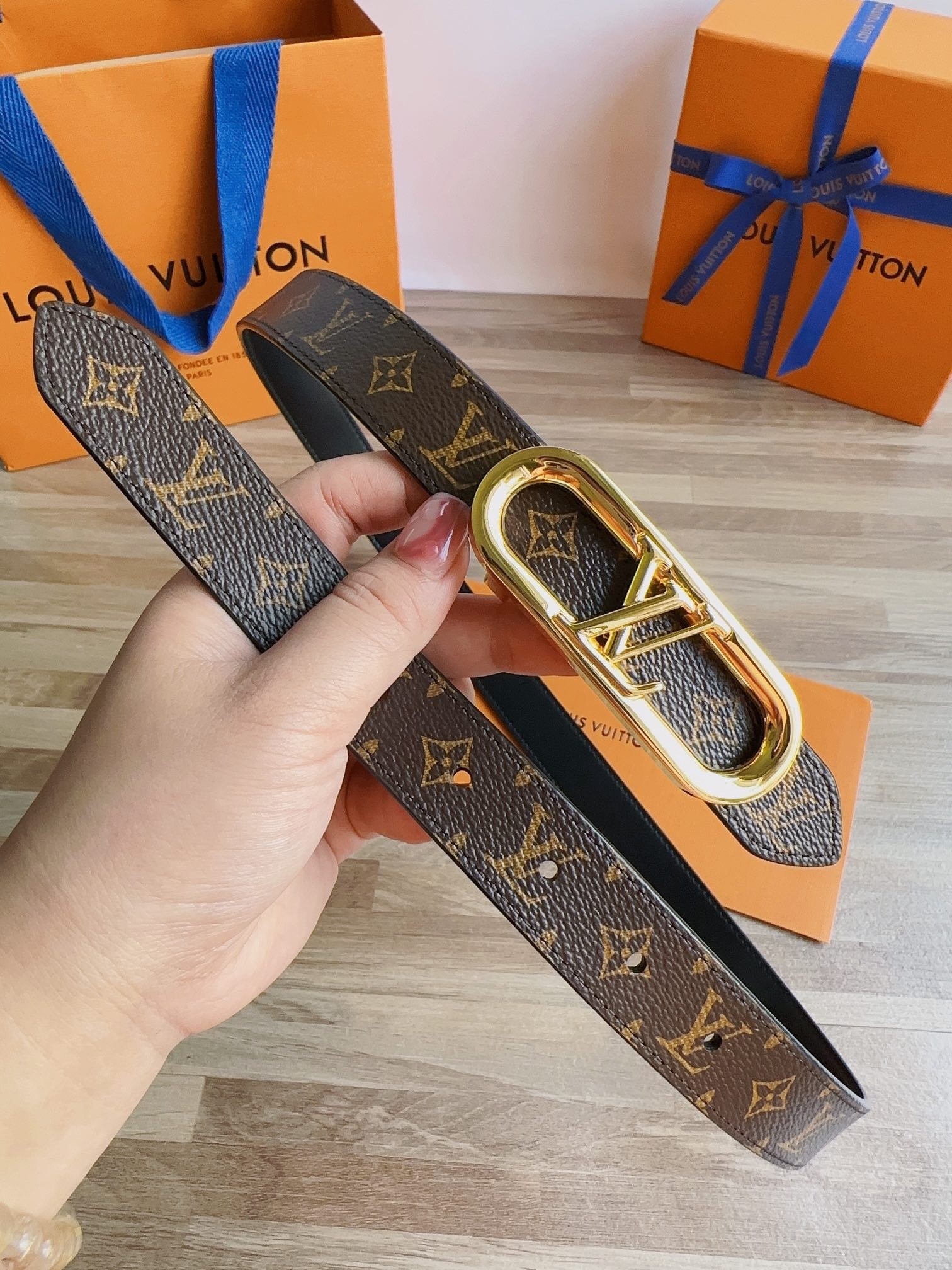 Louis Vuitton Female Sunglasses M-l