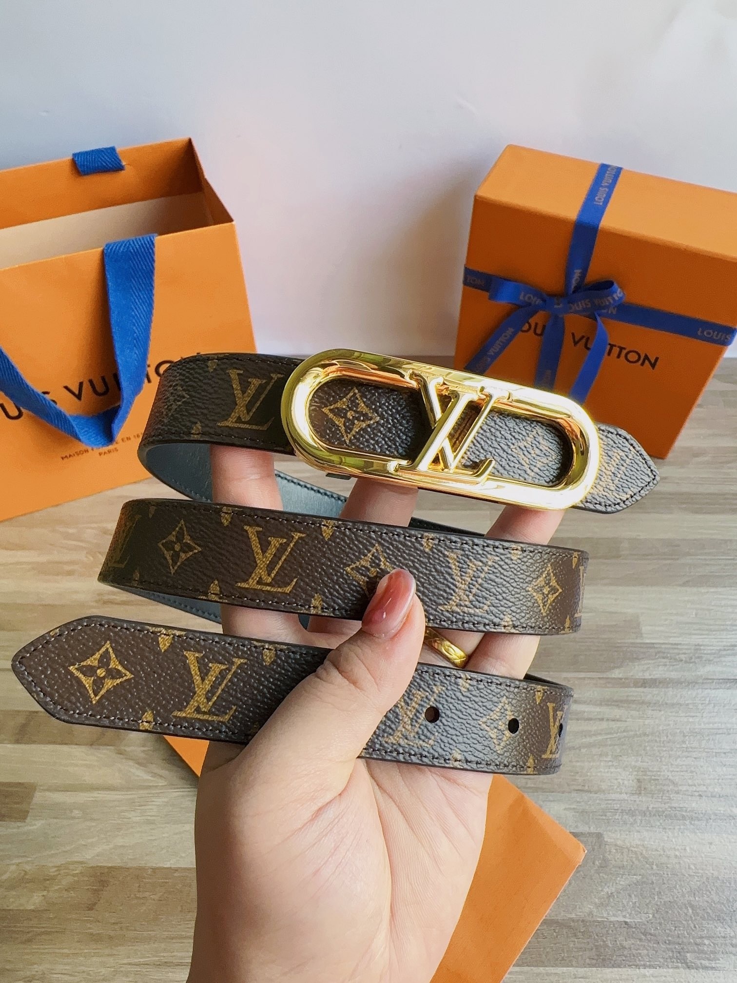 Louis Vuitton Female Sunglasses M-l