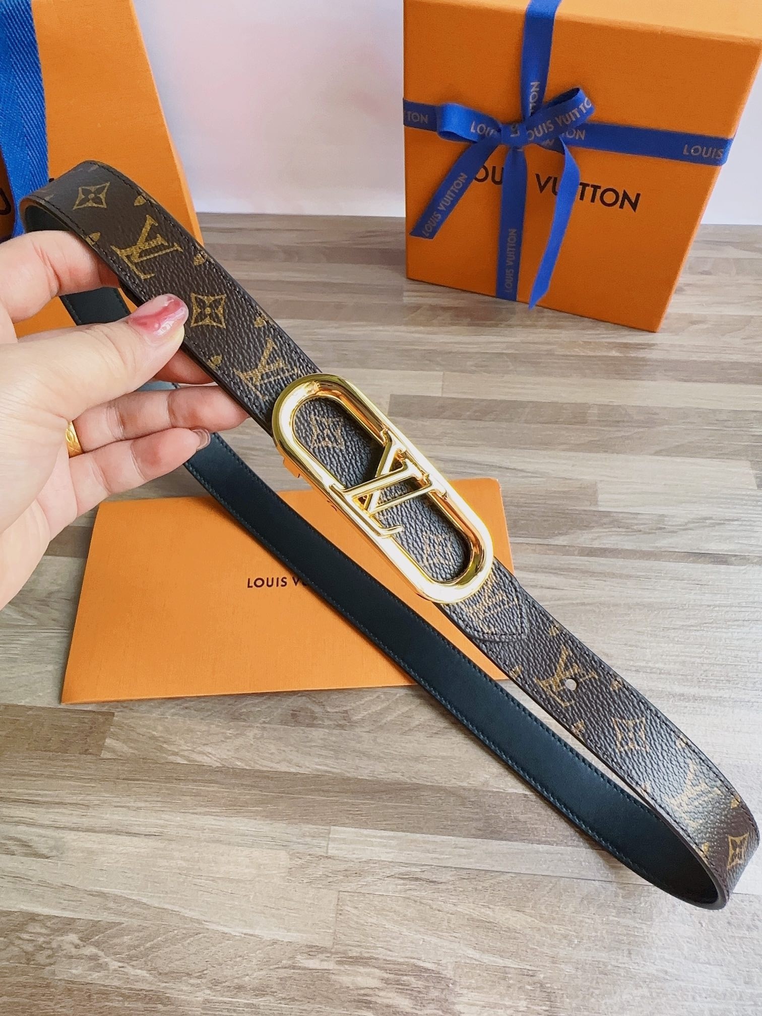 Louis Vuitton Female Sunglasses M-l