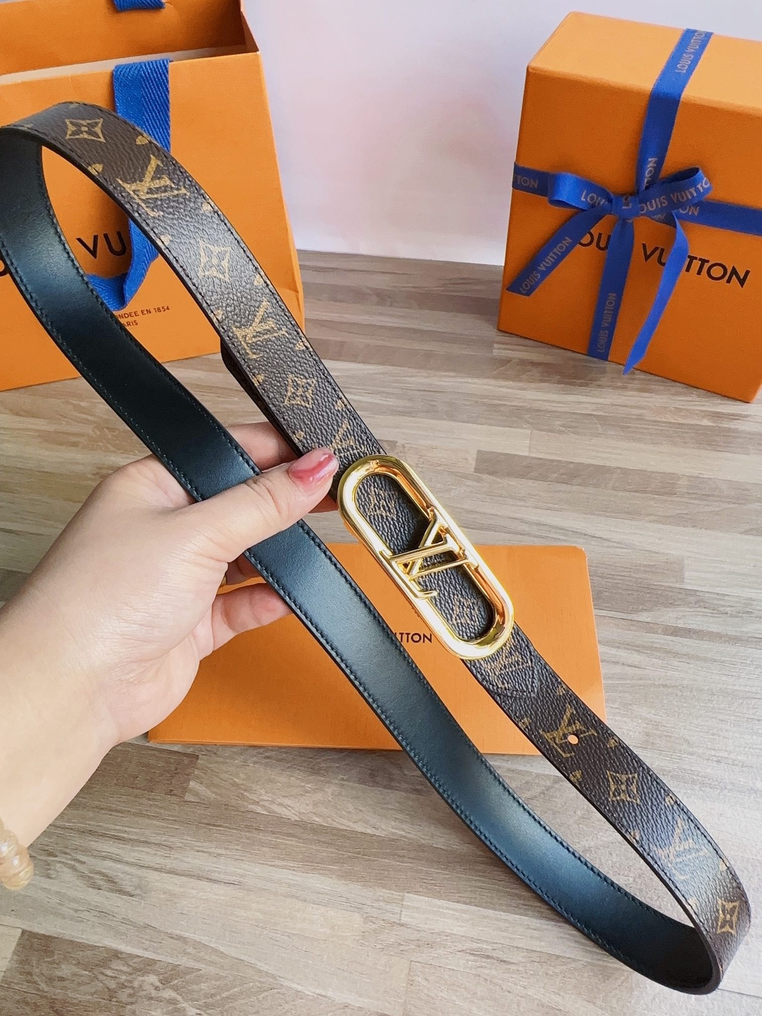 Louis Vuitton Female Sunglasses M-l