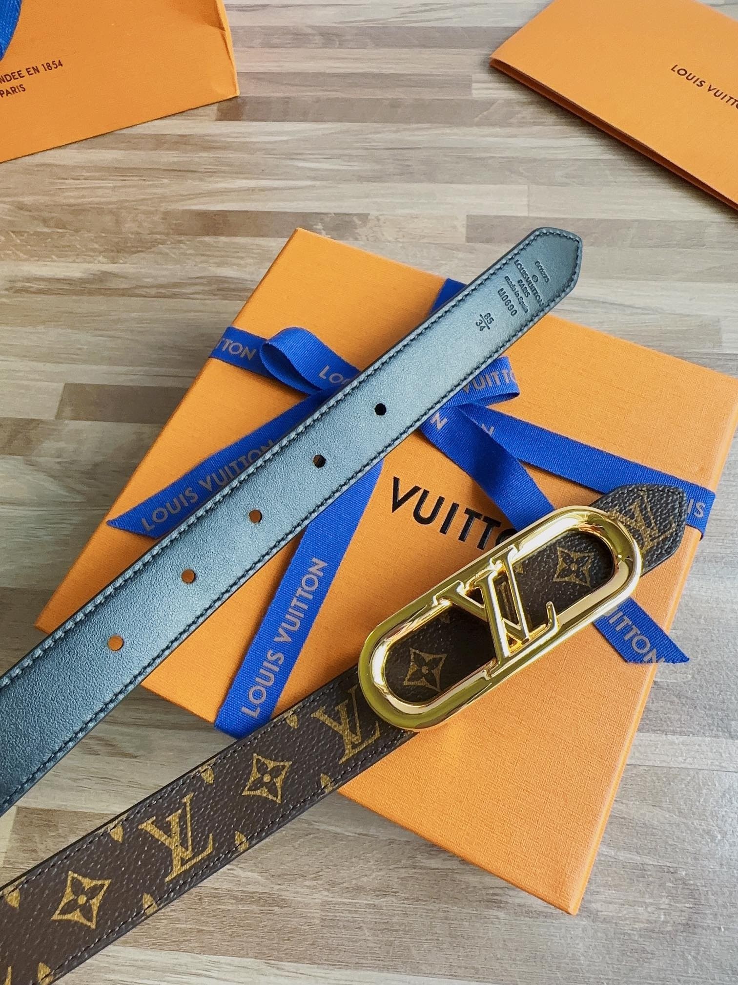 Louis Vuitton Female Sunglasses M-l