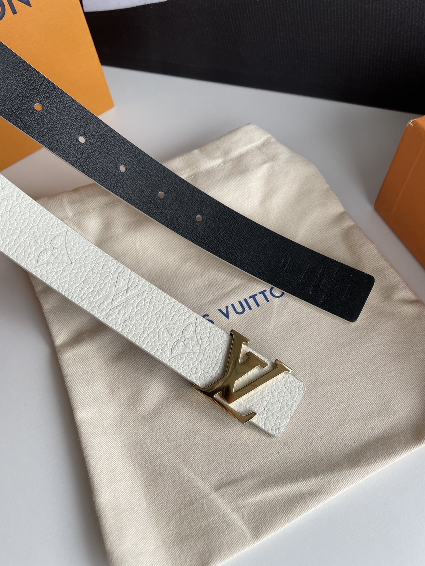 Louis Vuitton Female Leather Belt Cow Leather Silver M-l