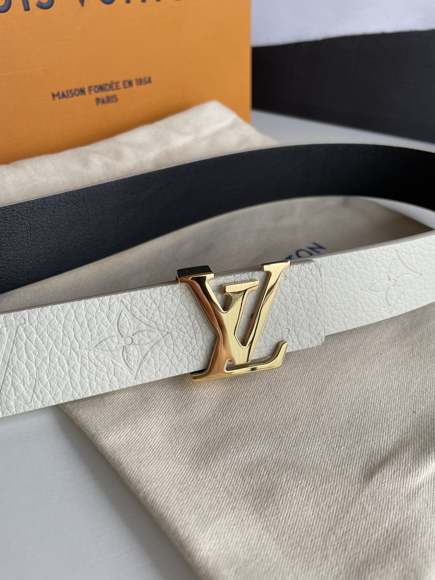 Louis Vuitton Female Leather Belt Cow Leather Silver M-l