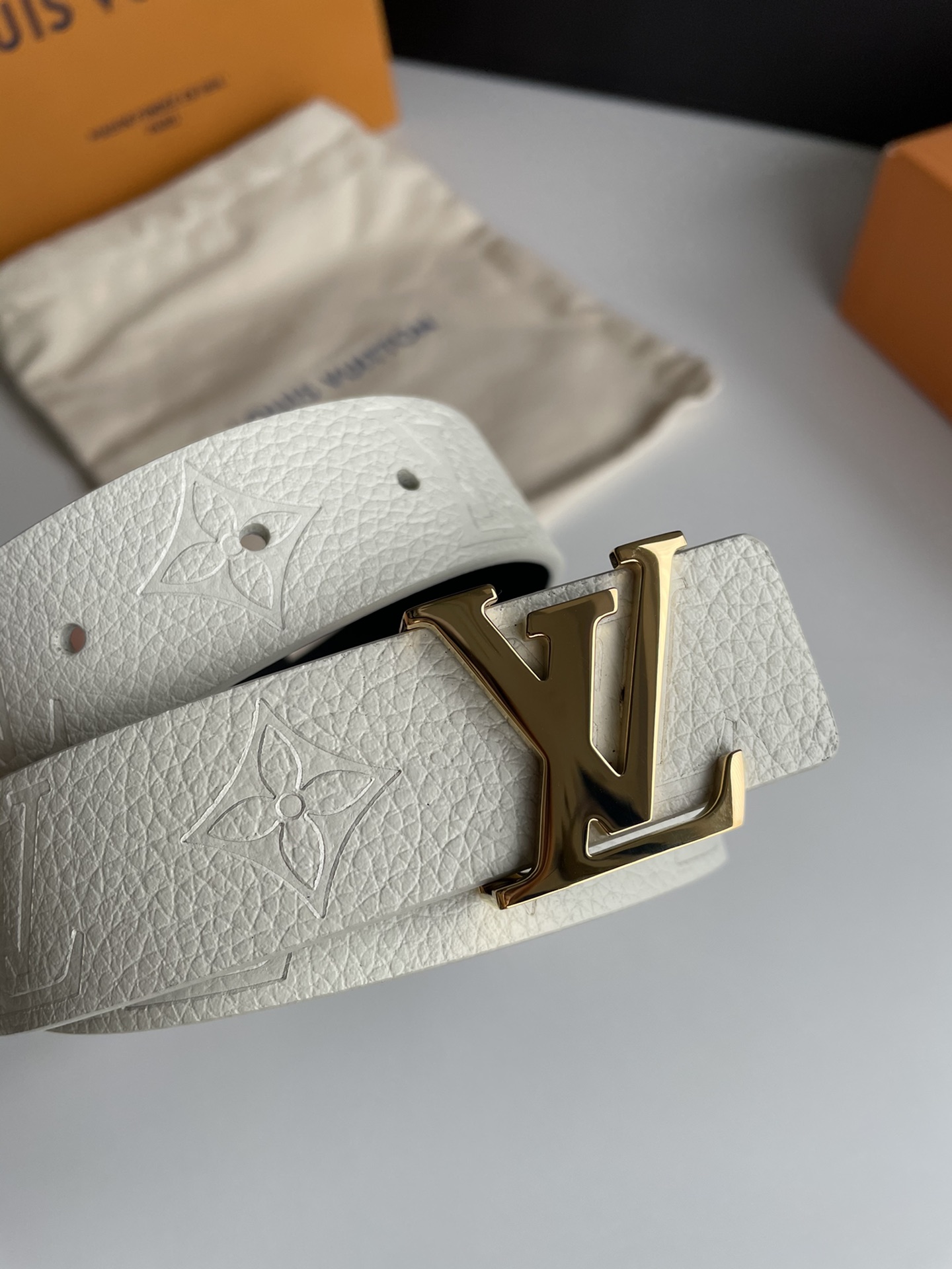 Louis Vuitton Female Leather Belt Cow Leather Silver M-l