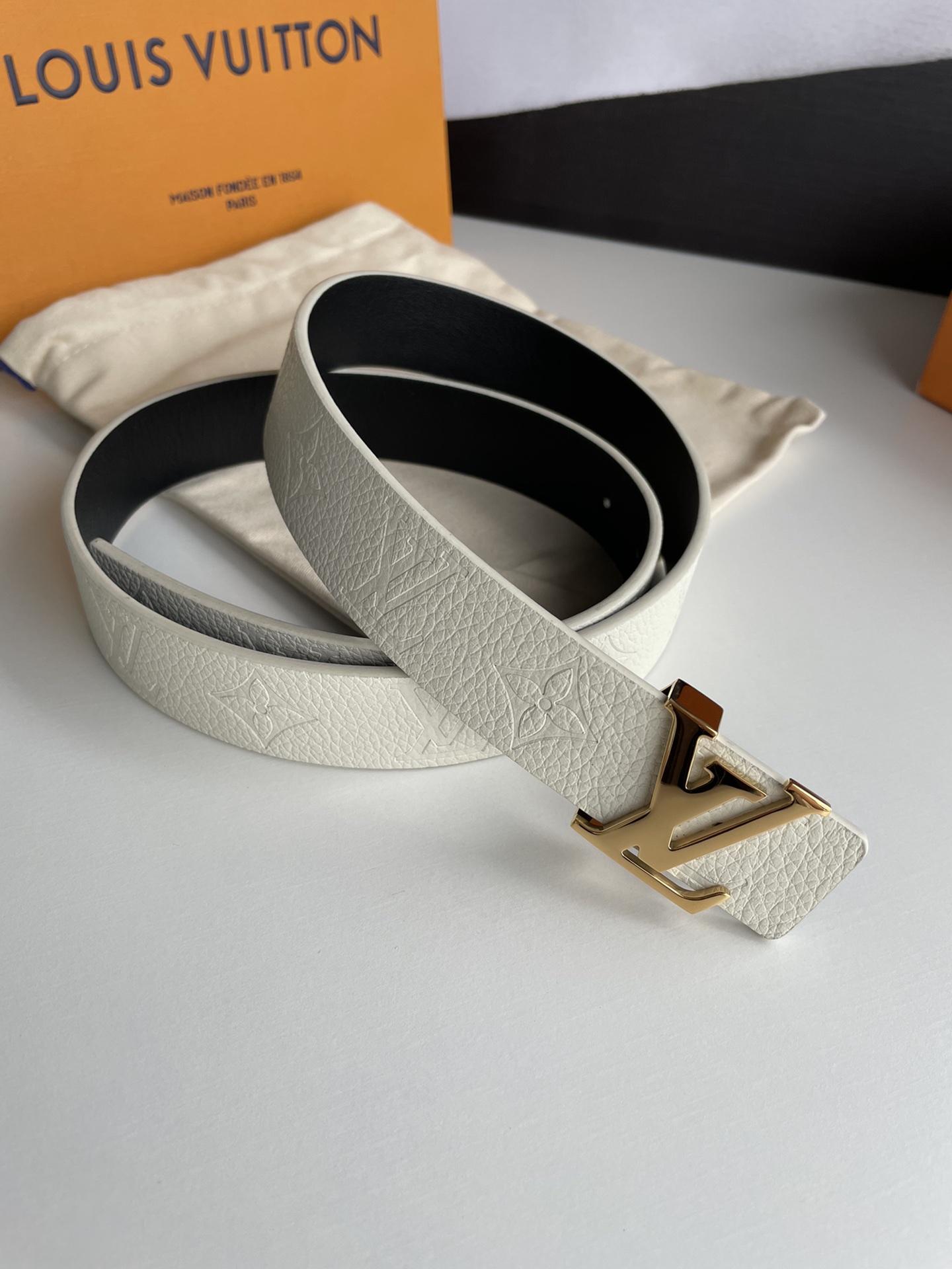 Louis Vuitton Female Leather Belt Cow Leather Silver M-l