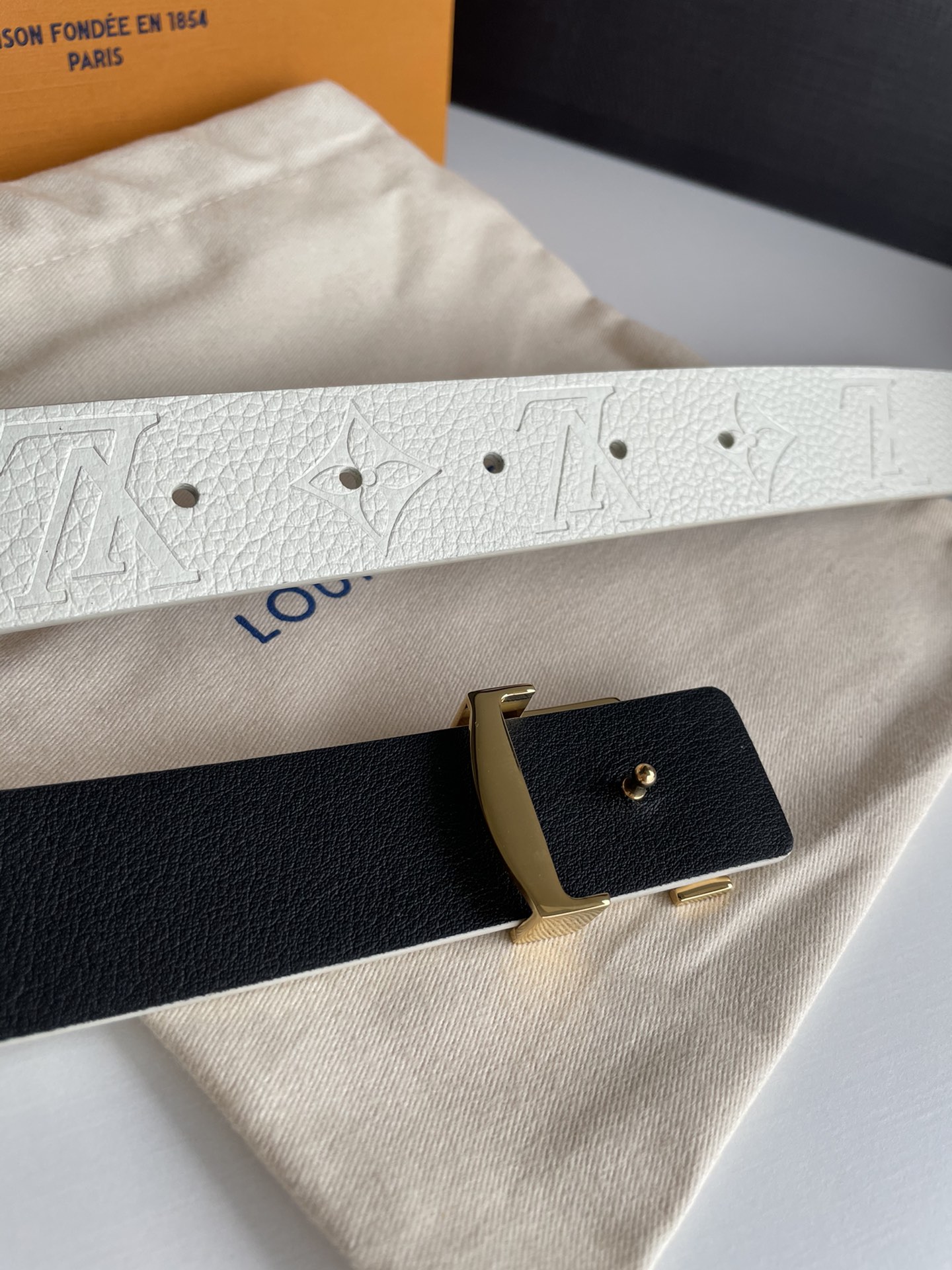 Louis Vuitton Female Leather Belt Cow Leather Silver M-l