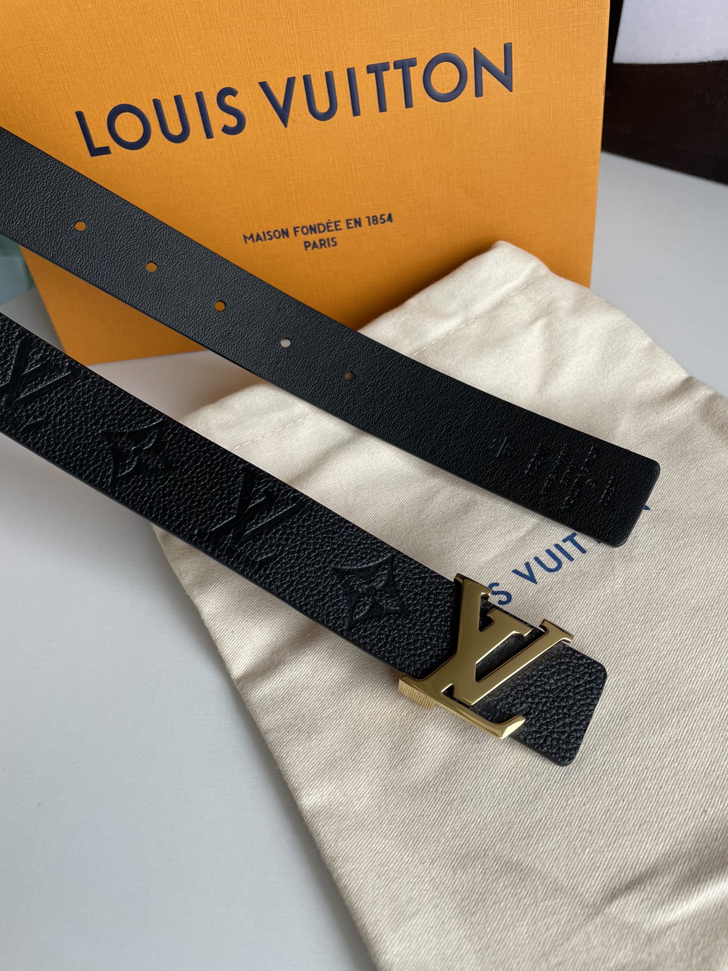 Louis Vuitton Female Leather Belt Cow Leather Silver M-l