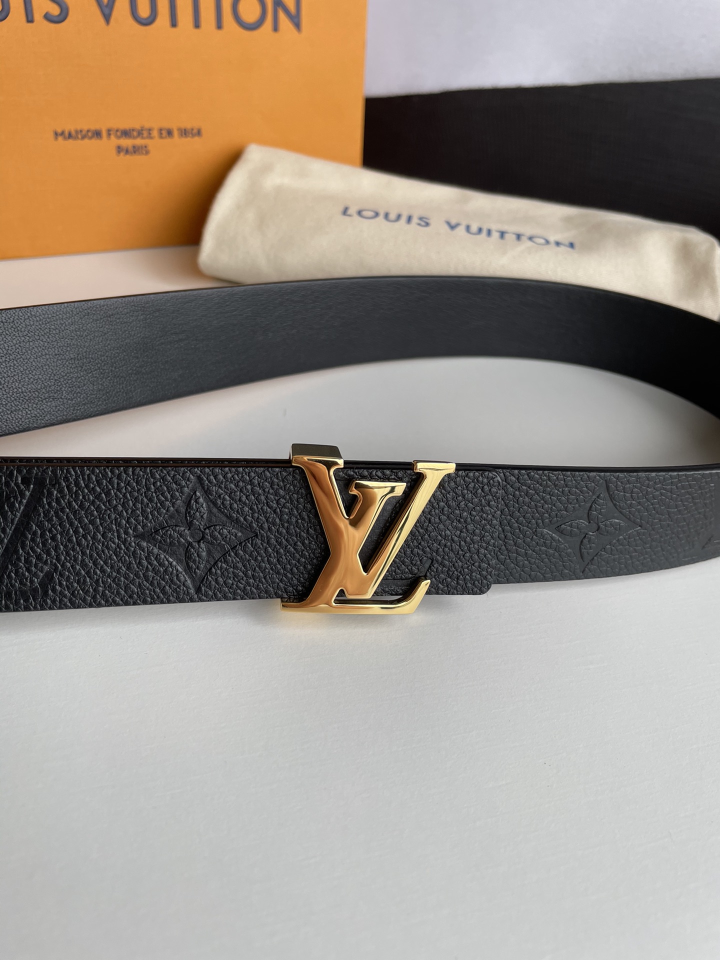 Louis Vuitton Female Leather Belt Cow Leather Silver M-l