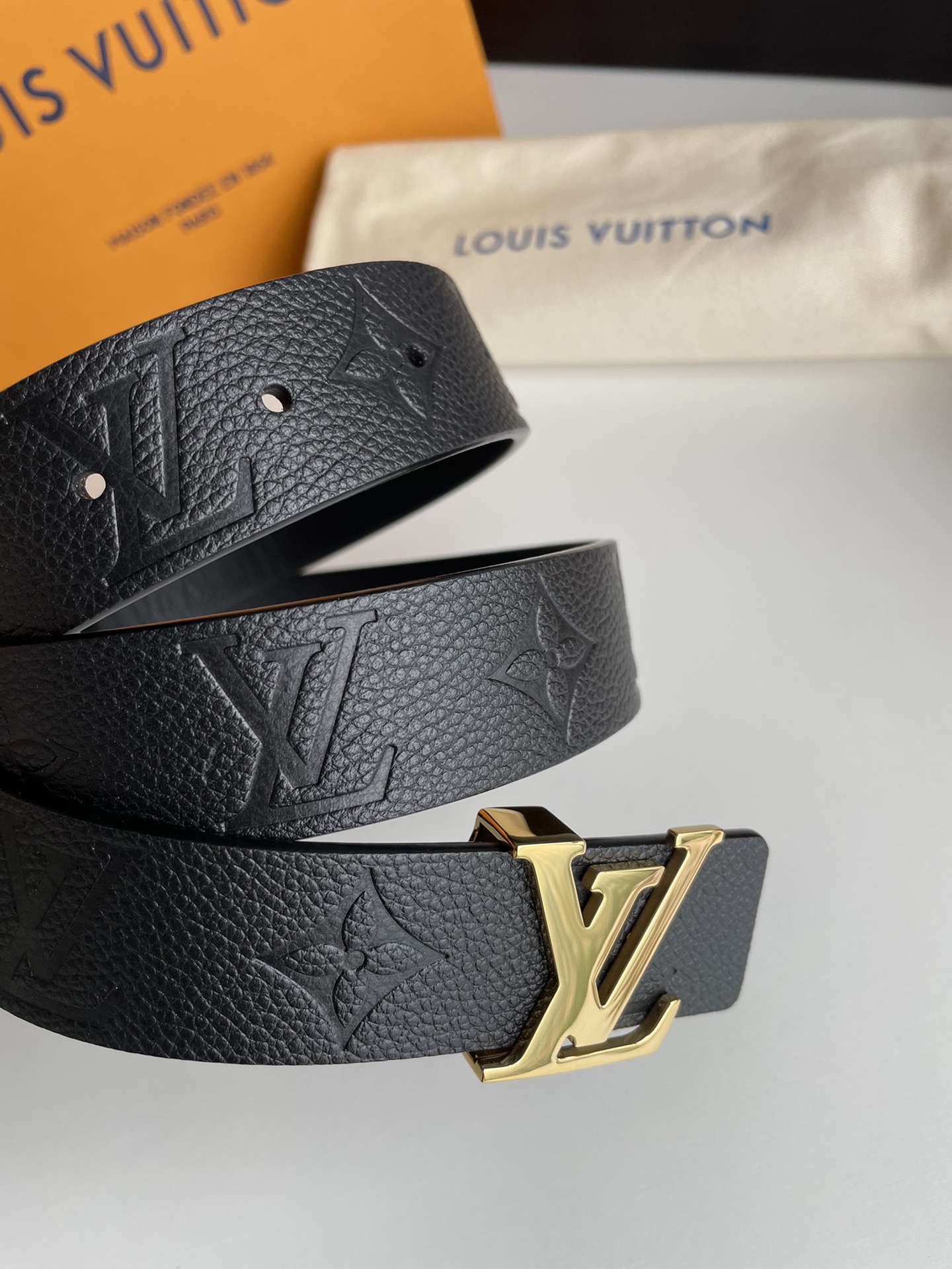 Louis Vuitton Female Leather Belt Cow Leather Silver M-l