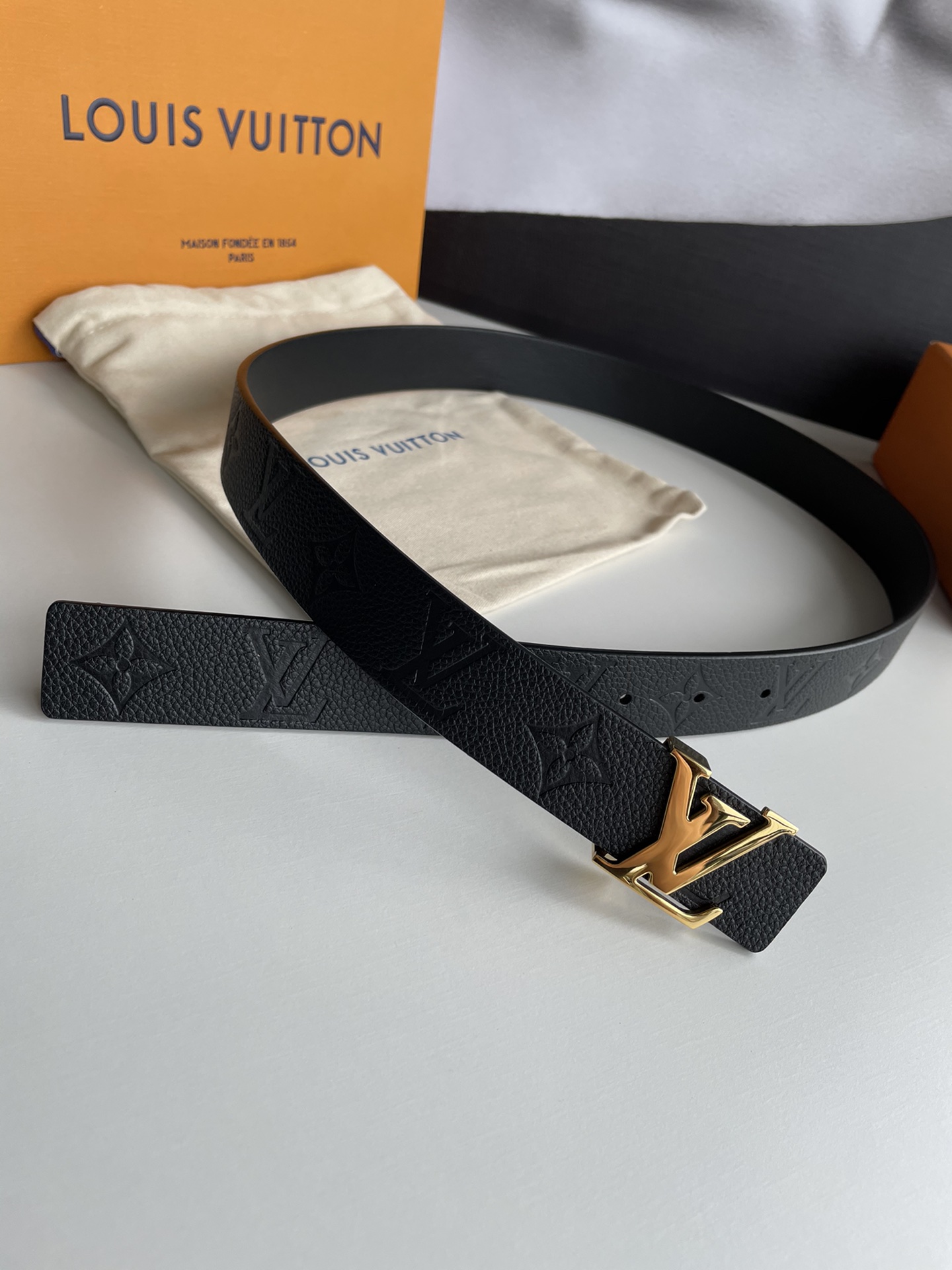 Louis Vuitton Female Leather Belt Cow Leather Silver M-l