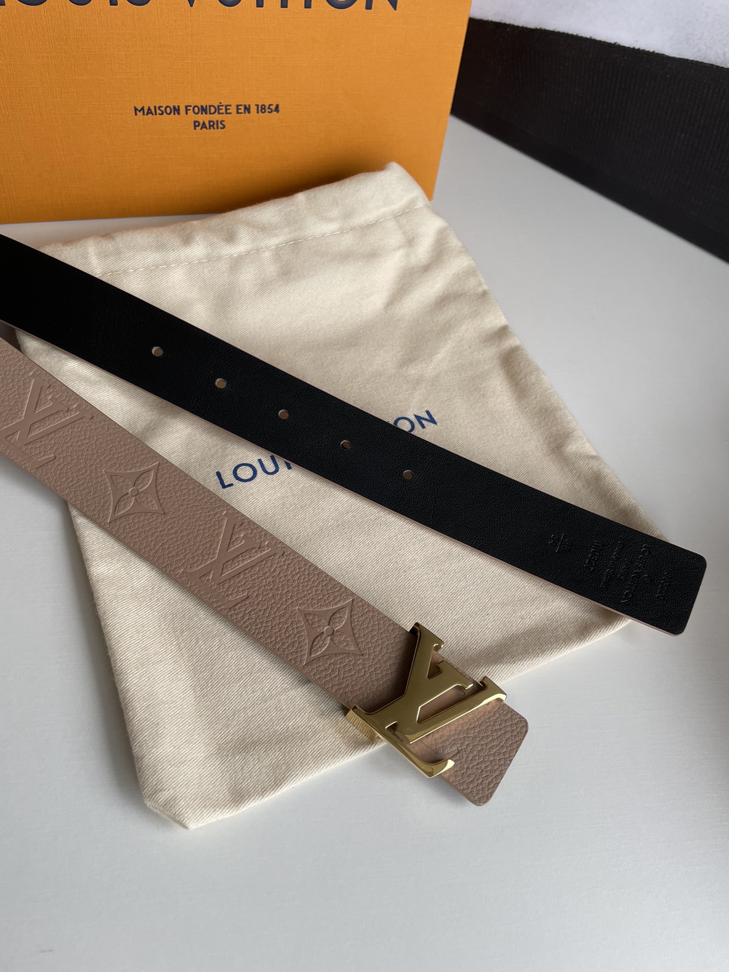 Louis Vuitton Female Leather Belt Cow Leather Silver M-l
