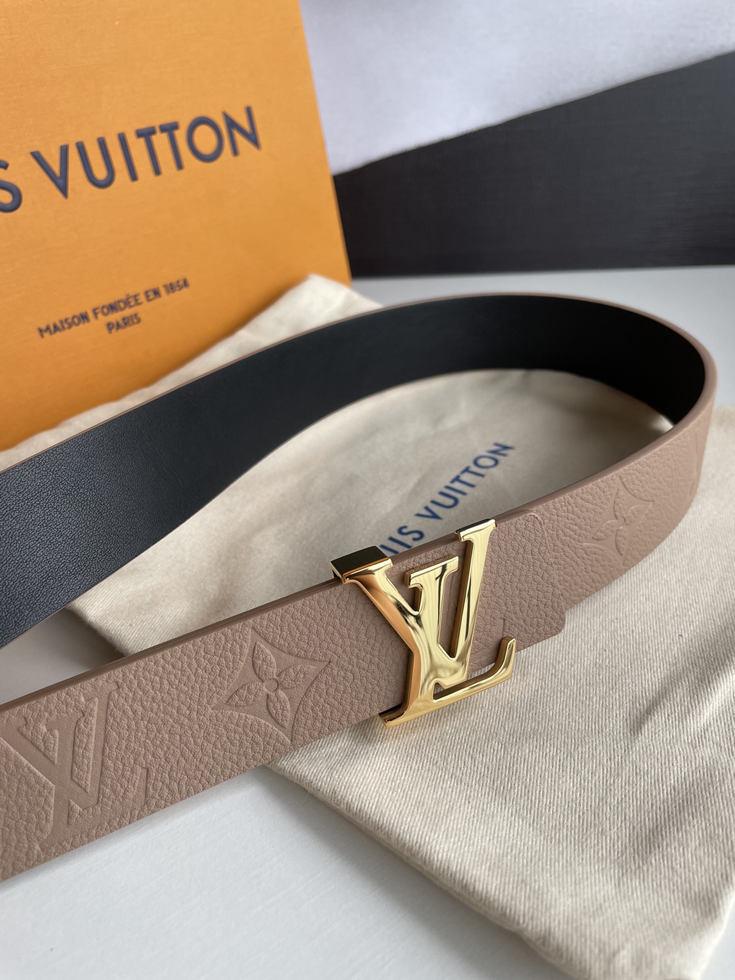 Louis Vuitton Female Leather Belt Cow Leather Silver M-l