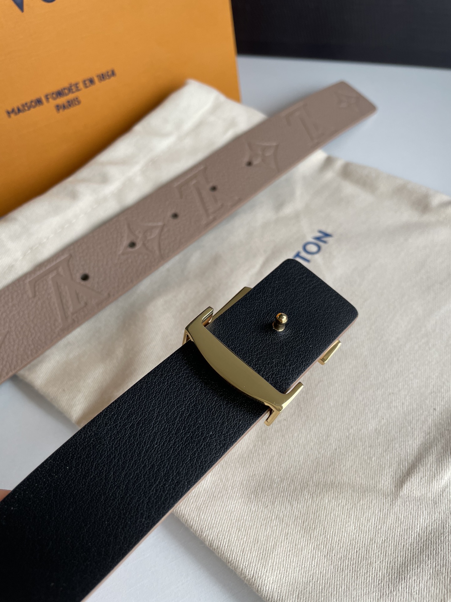 Louis Vuitton Female Leather Belt Cow Leather Silver M-l