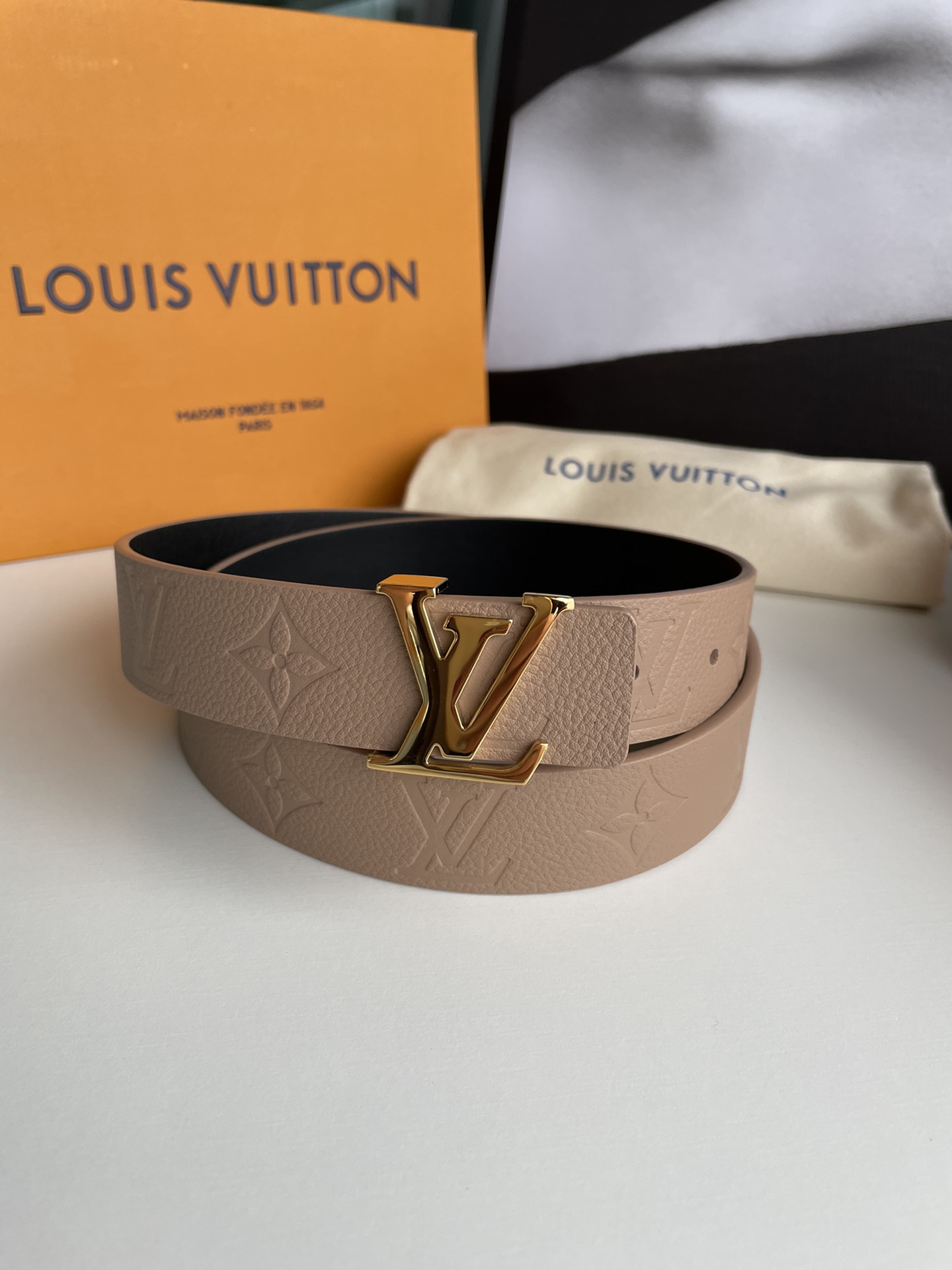 Louis Vuitton Female Leather Belt Cow Leather Silver M-l
