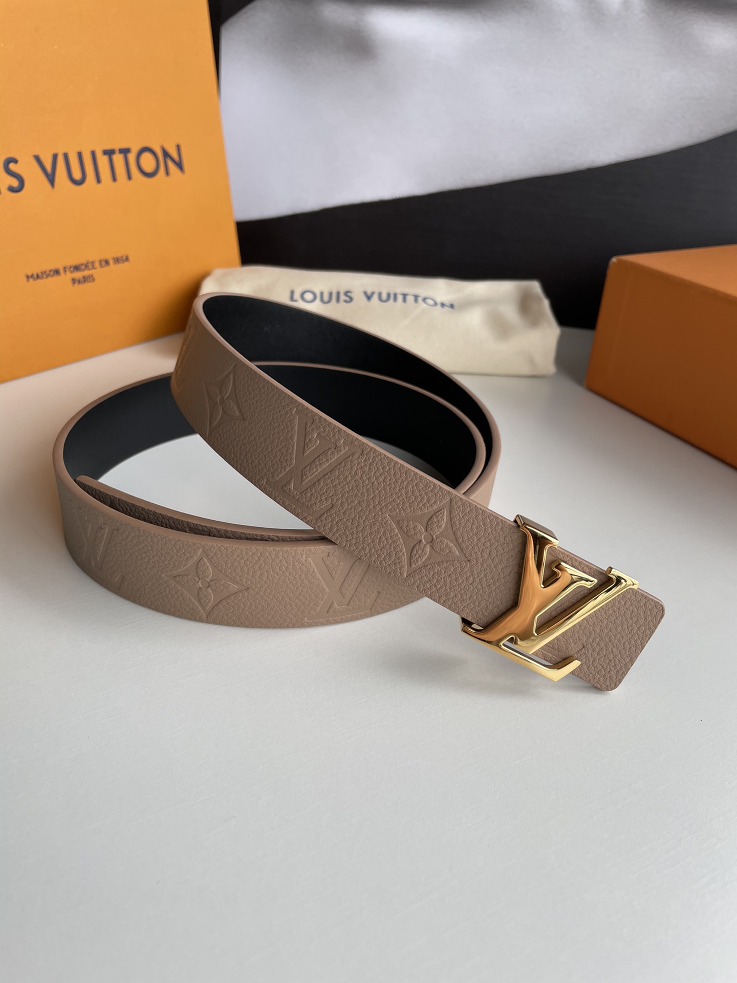Louis Vuitton Female Leather Belt Cow Leather Silver M-l