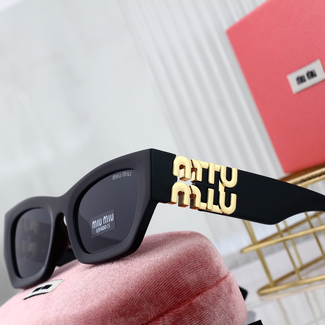 Miu Miu Sunglasses M