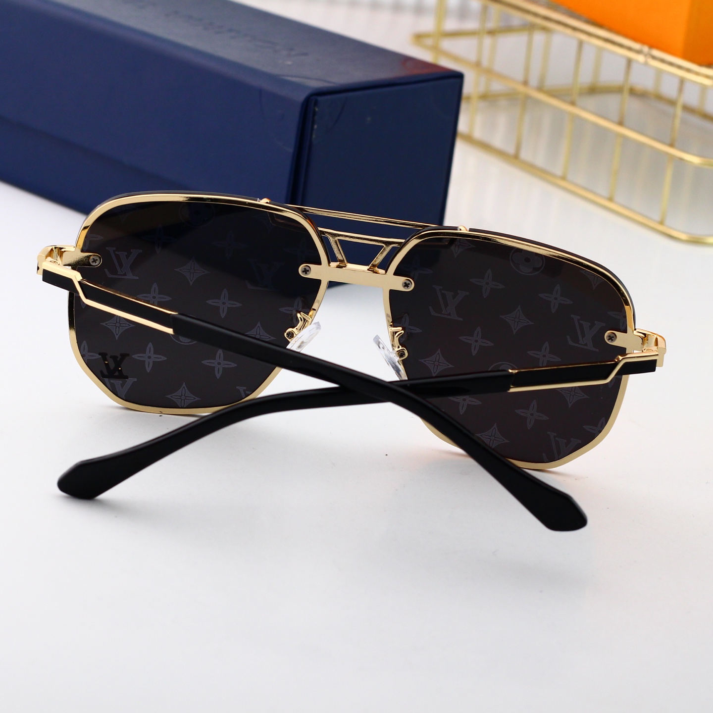 Louis Vuitton Sunglasses L