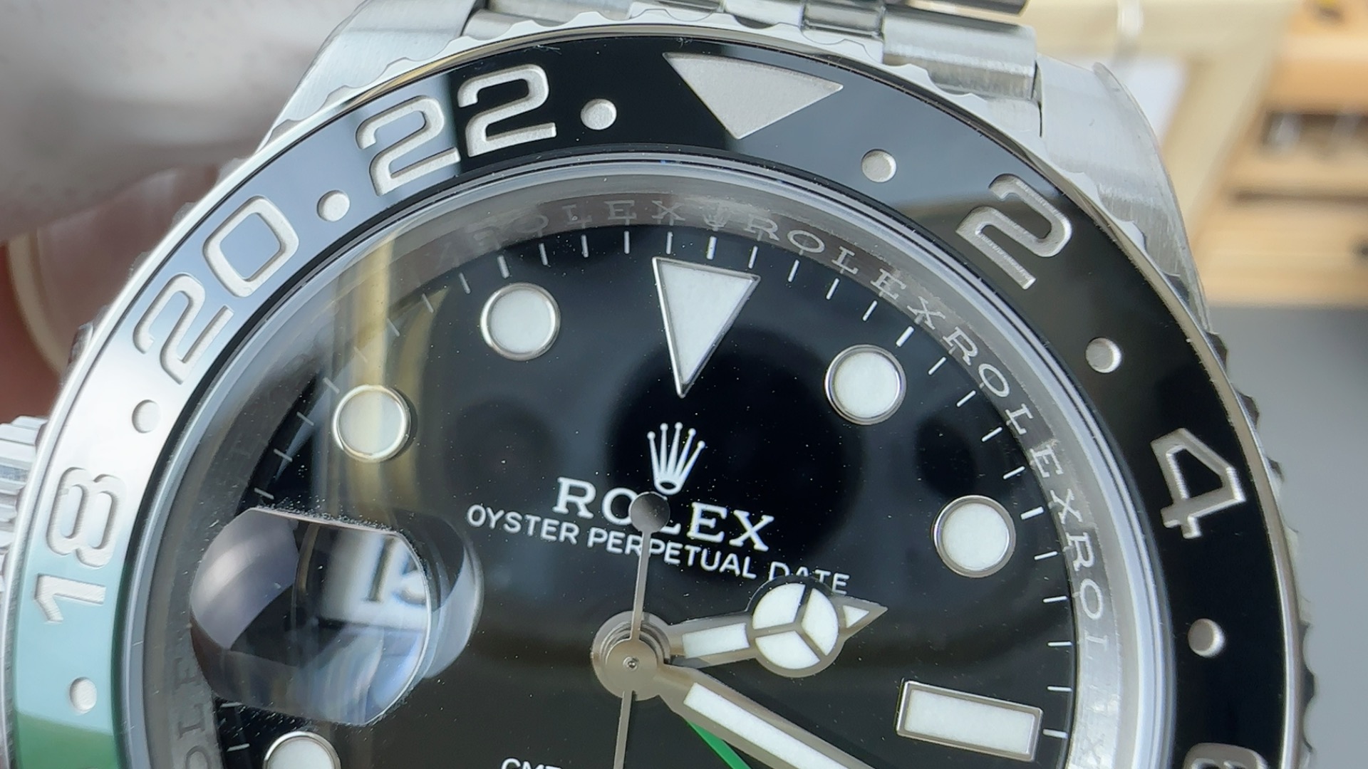 VS “雪碧圈”格林尼治，搭丹东3285 机芯 各种细节对版原版 目前天花板版本 没有之一！
1，VS 市场唯一对版齿圈槽（指甲盖）
2，VS 唯一对版厚度12.1MM 
3，VS玻璃与原版一致采用高通透四面不反光折射率低。清晰通透，非市场版本模糊不清。
4，VS分针针尾尖，大圆秒平整，对版原版！非市场圆弧形状。
5，VS壳耳 壳型对版最新原版！VS 购入最新原版 最新壳耳。不是老版本圆胖壳耳。
