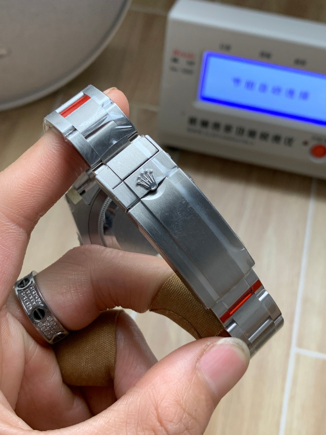 VS全新3135绿水鬼搭载最新版本的Clean厂绿圈口(最新的！+VS自造夜光珠，不用担心夜光珠颜色太黄！）
1,VS搭载的绿色陶瓷更翠绿，更自然的微微泛黄;
2,VS搭载的刻度涂层真正优化成:银亮色的铂金涂层;
3,VS搭载的刻度底纹更细腻，倒角打磨更到位;
4,VS搭载的C圈，是首批添加防指纹涂层技术的圈口…
真实实拍对比，好产品会说话。