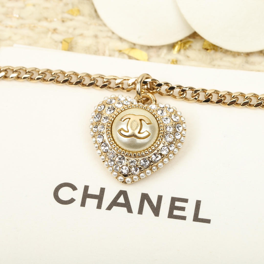 Chanel Necklace Inlaid L