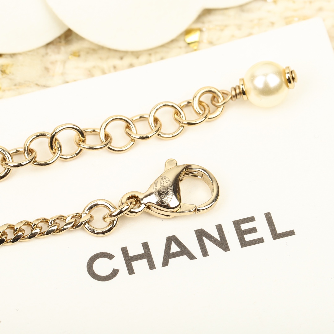 Chanel Necklace Inlaid L