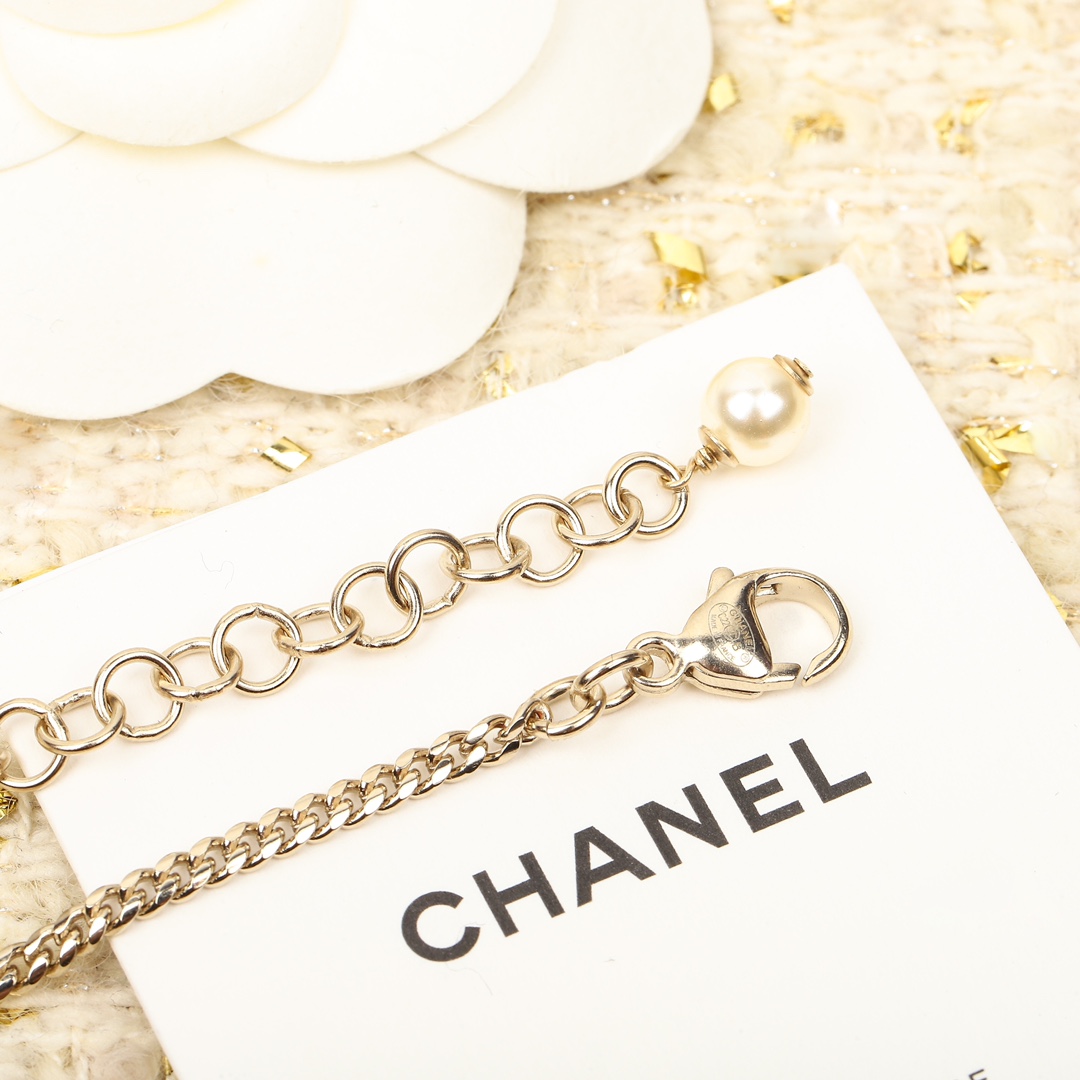 Chanel Necklace Inlaid L