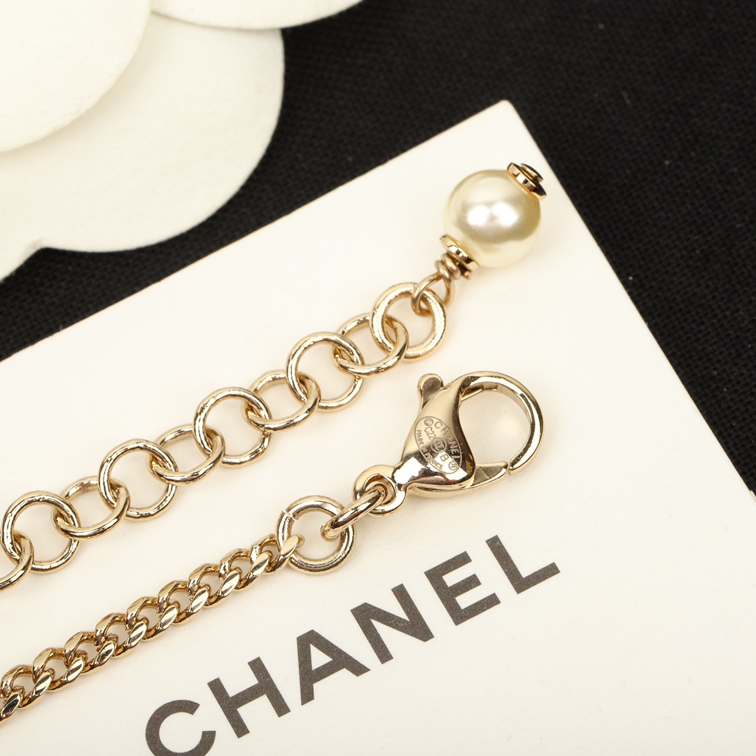 Chanel Necklace Inlaid L