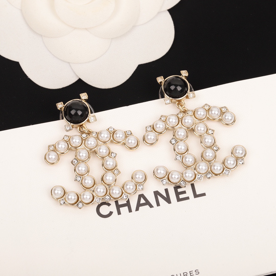 Chanel Female Earrings Pearl L