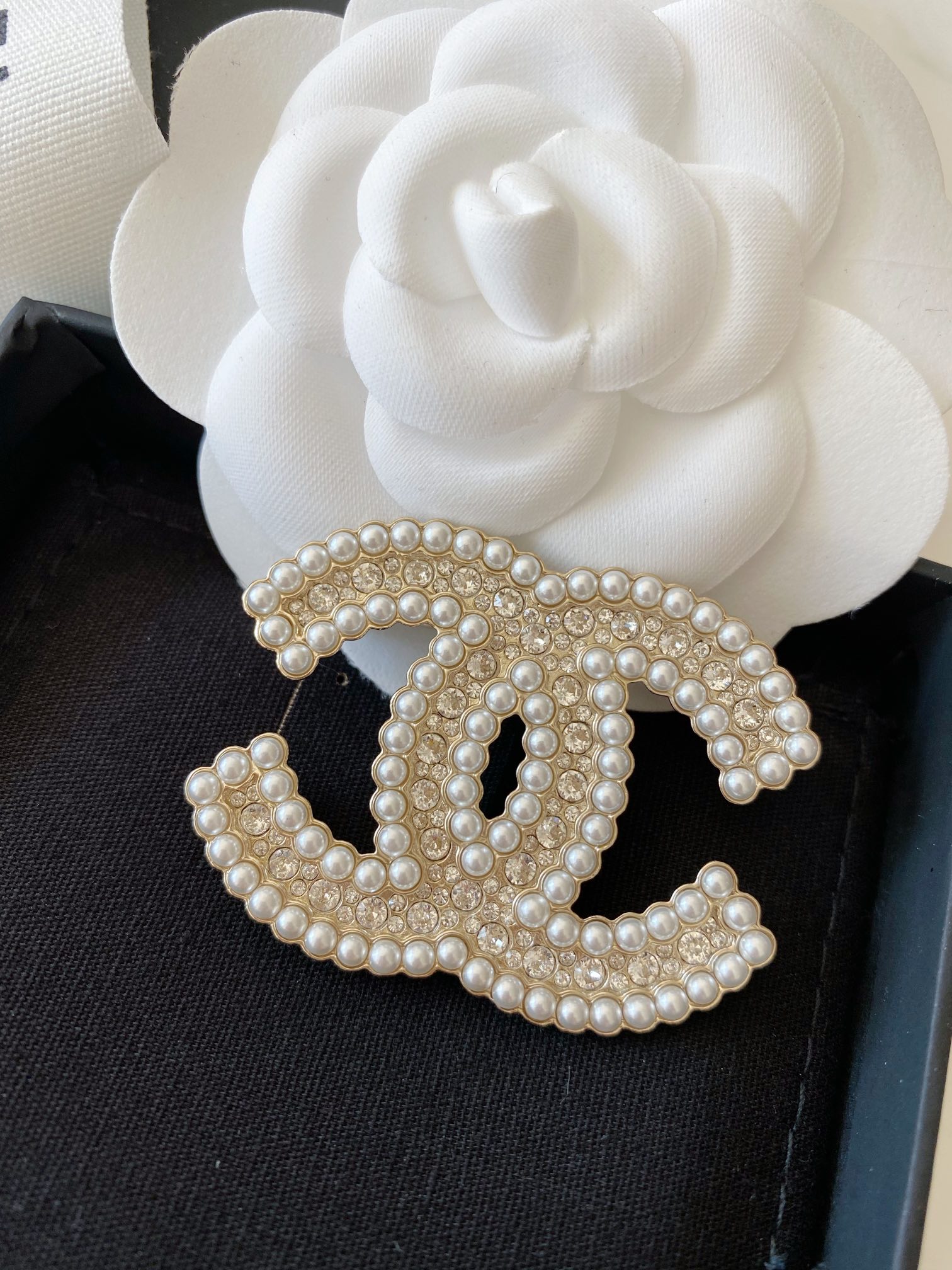 Chanel Brooch Inlaid L
