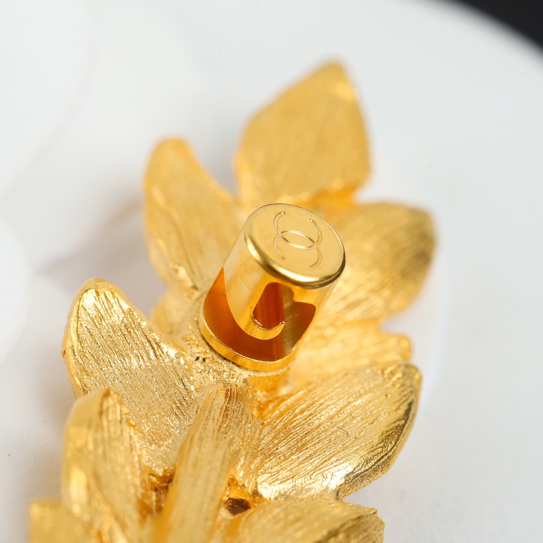 Chanel Female Brooch Gold Gold L