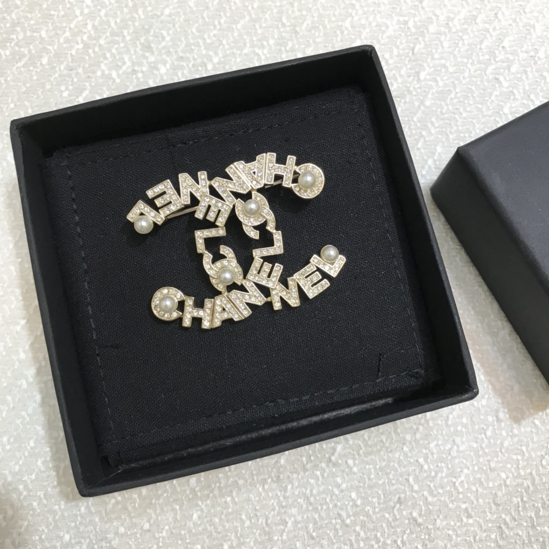 Chanel Brooch Pearl Inlaid