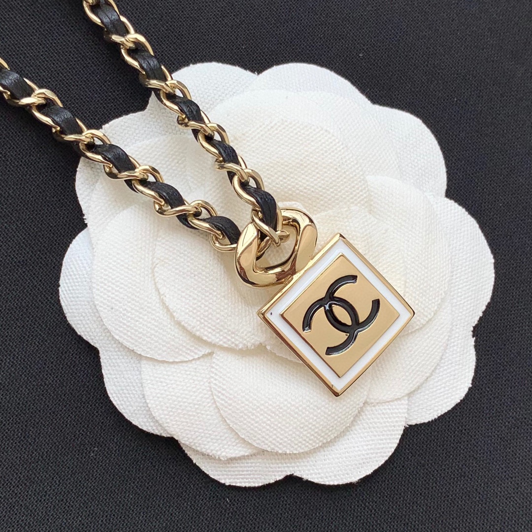 Chanel Necklace Gold L
