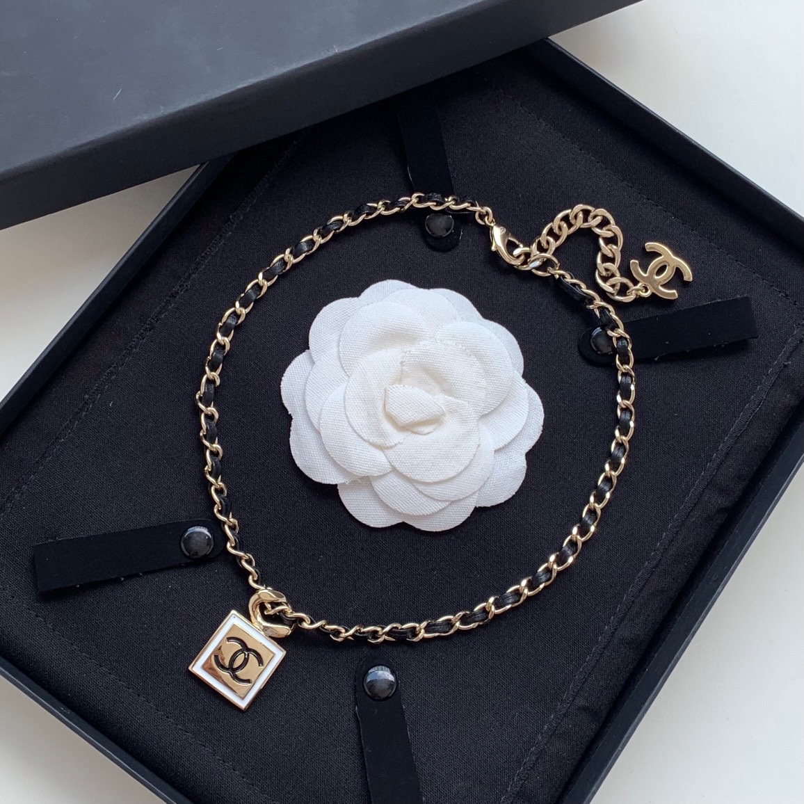 Chanel Necklace Gold L