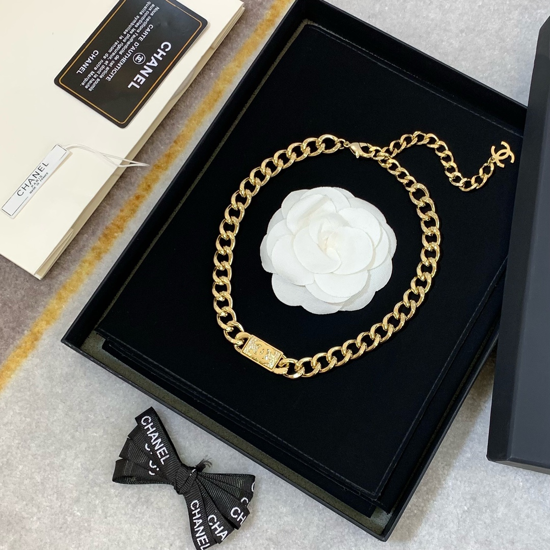 Chanel Necklace Inlaid L