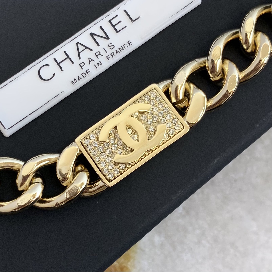 Chanel Necklace Inlaid L