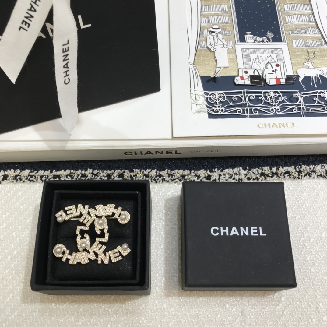 Chanel Brooch Pearl Inlaid L
