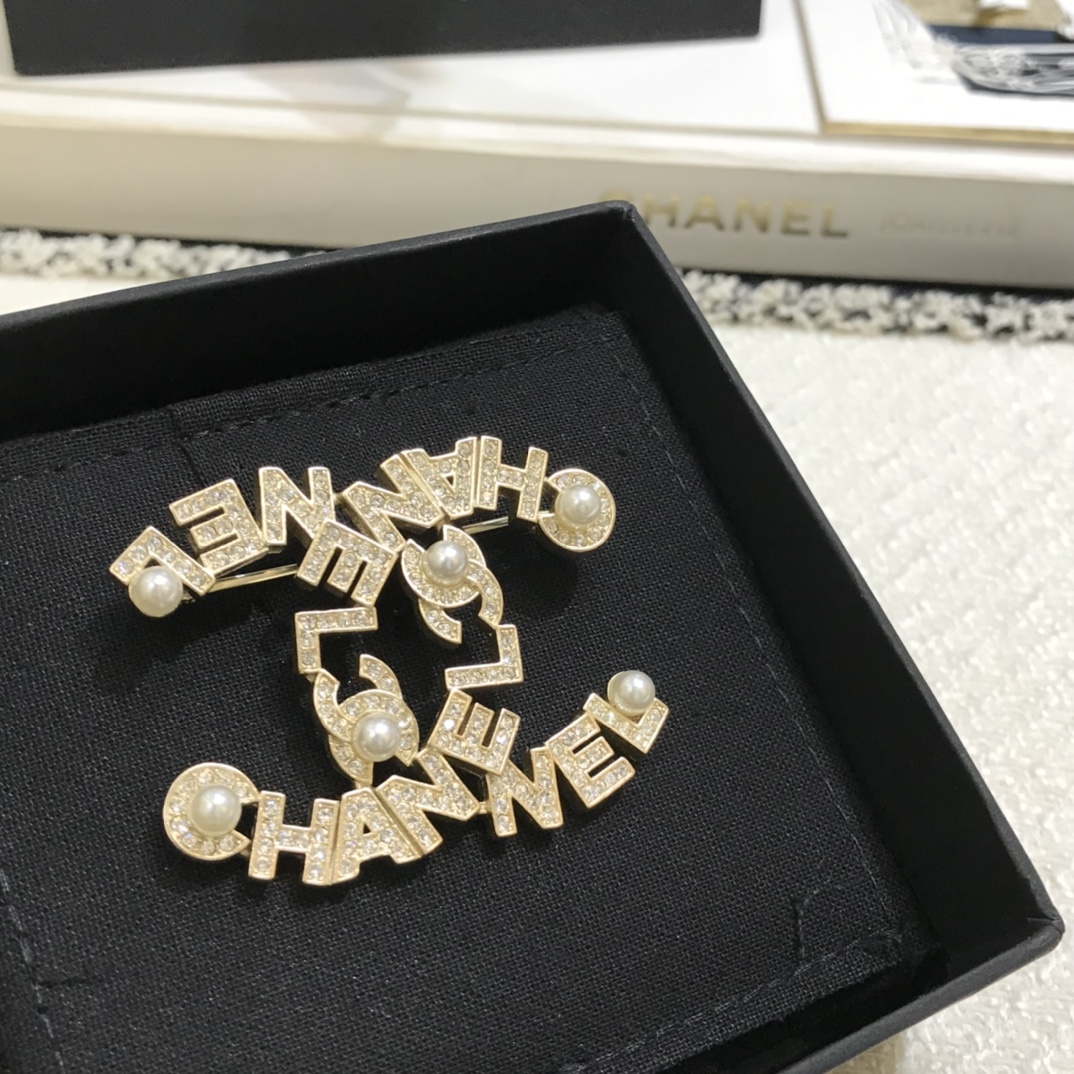 Chanel Brooch Pearl Inlaid L