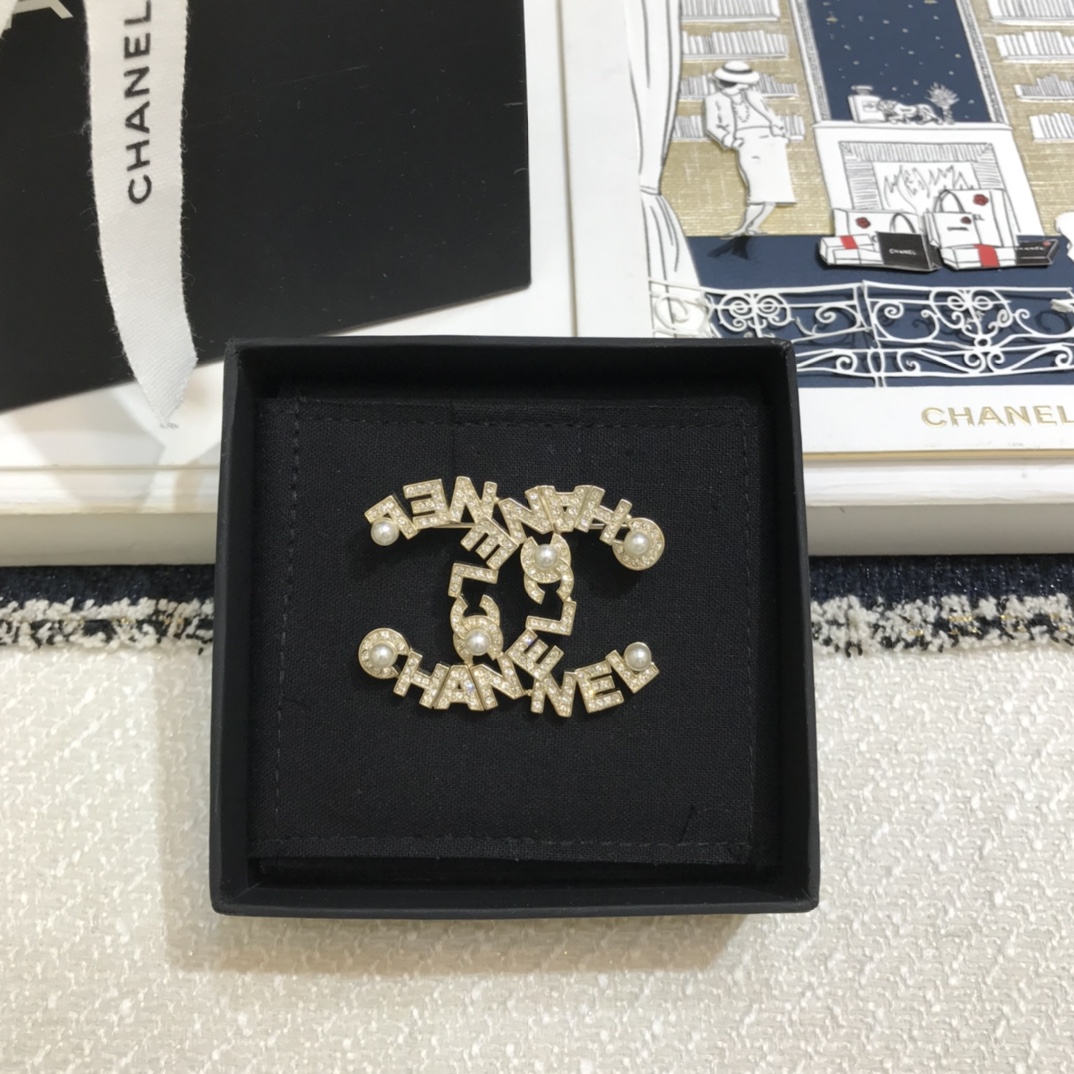 Chanel Brooch Pearl Inlaid L