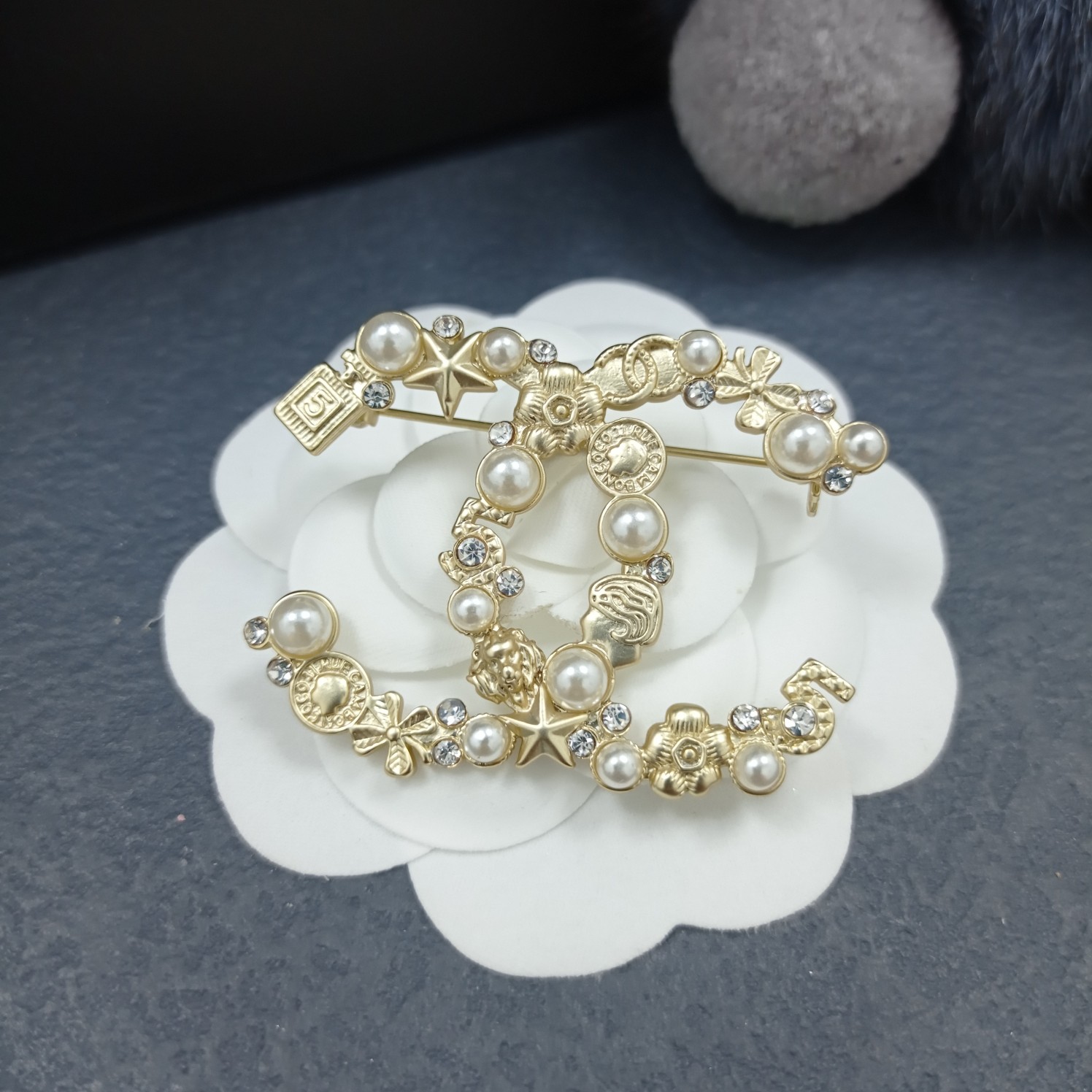 Chanel Brooch Pearl L