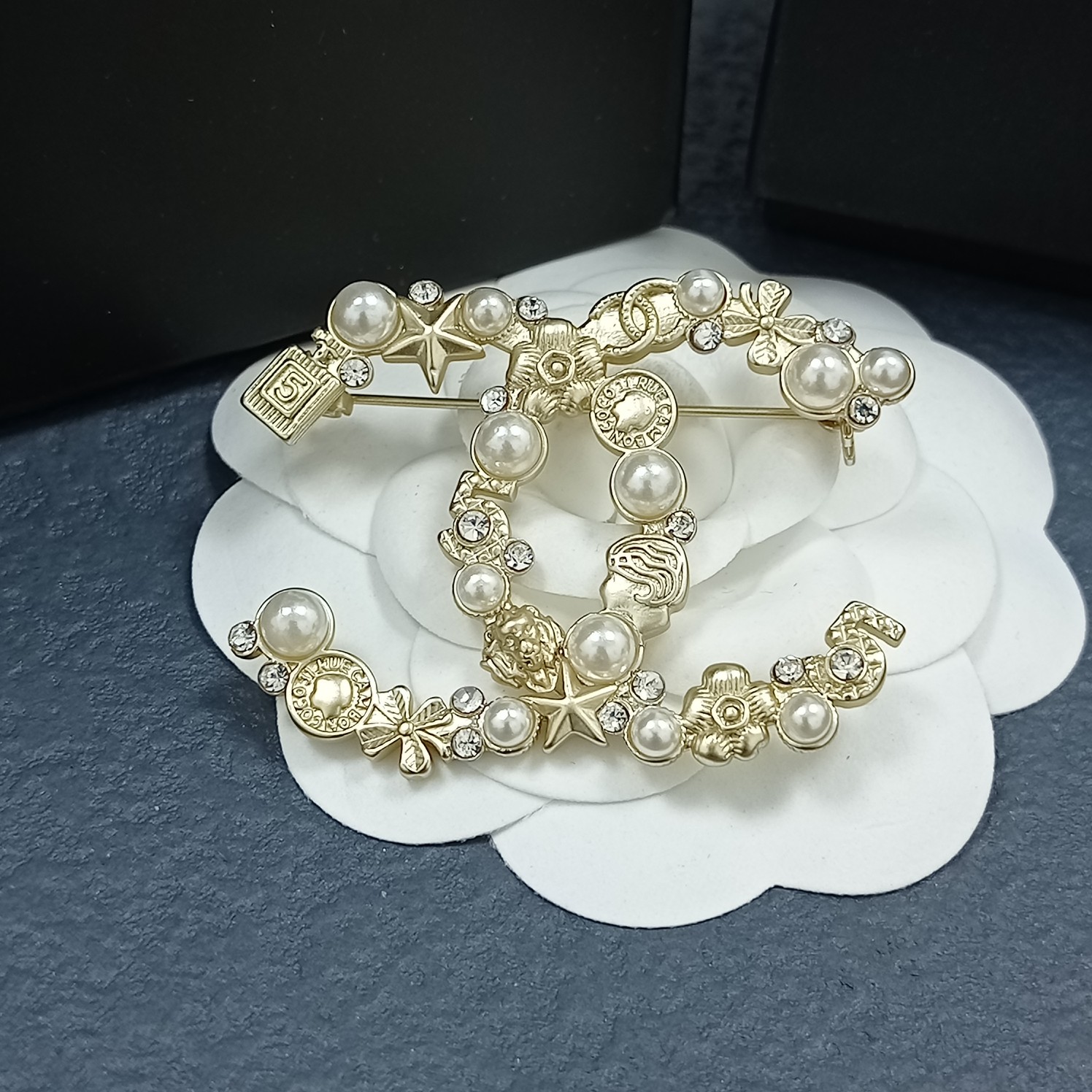 Chanel Brooch Pearl L
