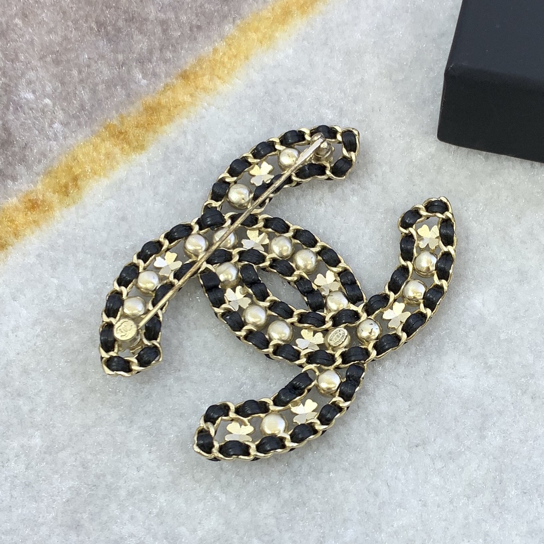 Chanel Brooch Pearl Black