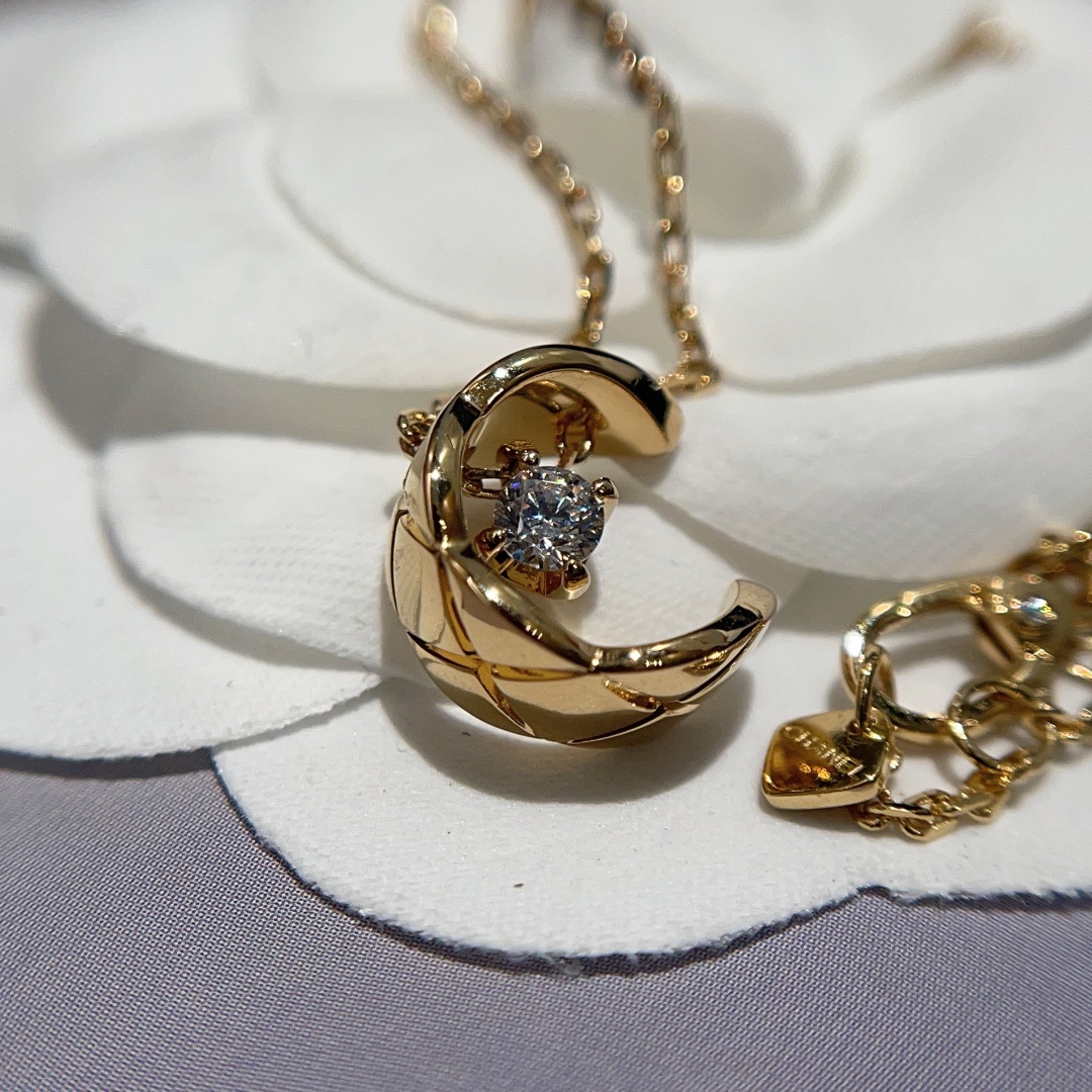 Chanel Necklace Gold L