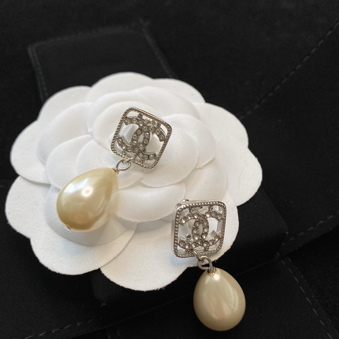 Chanel Earrings Pearl L